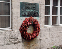 Memorial Wreath Bendker Courtyard photo