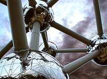 Atomium spheres photo