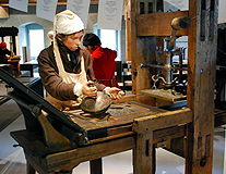 Printing Figure vat Gutenberg Museum Inking the Press photo