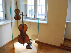 Mozart House Augsburg Viola Display